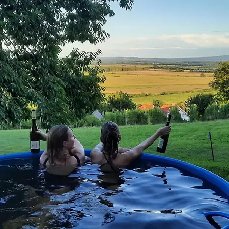 Grappa Goldhill Wineyard & Case de vacanță